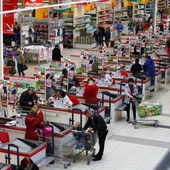 Raport: prawie 41 proc. Polaków zamierza ograniczyć wydatki na bieżące zakupy