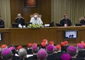 O. Federico Lombardi moderator watykańskiego spotkania w 2019 roku (pierwszy po lewej obok Papieża Franciszka) 