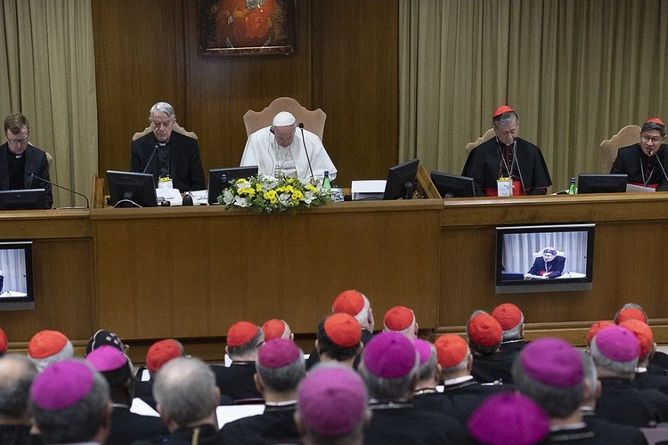 O. Federico Lombardi moderator watykańskiego spotkania w 2019 roku (pierwszy po lewej obok Papieża Franciszka) 