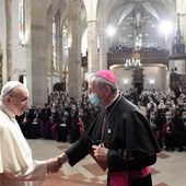 Papież do duchownych: potrzebujemy Kościoła podążającego razem z płonącą lampą Ewangelii