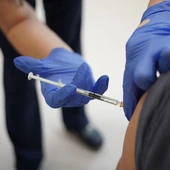 Rozpoczyna się rejestracja osób powyżej 50 lat i medyków na szczepienia trzecią dawką