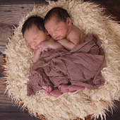 Co za historia! Bliźniaczka rodzi bliźnięta z pomocą siostry bliźniaczki