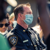 USA: Podwójne standardy w policji? Funkcjonariusz zawieszony za udział w modlitwie