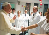 Papież do lekarzy: chorego zawsze trzeba stawiać przed chorobą