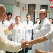 Papież do lekarzy: chorego zawsze trzeba stawiać przed chorobą