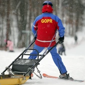 Ratownicy pomogli turyście, który w szortach poszedł na Śnieżkę, a on ukradł im kurtkę