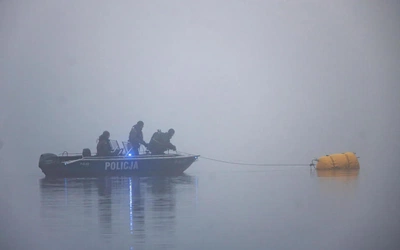 Bomba znaleziona na dnie jeziora Kierskiego wydobyta na powierzchnię