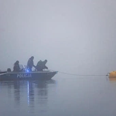 Bomba znaleziona na dnie jeziora Kierskiego wydobyta na powierzchnię