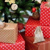 Badanie: na prezenty Polacy wydadzą od 50-100 zł na osobę i obdarują średnio trzy-cztery osoby