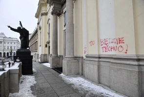Warszawa: zatrzymano mężczyznę podejrzanego o uszkodzenie fasady kościoła św. Krzyża