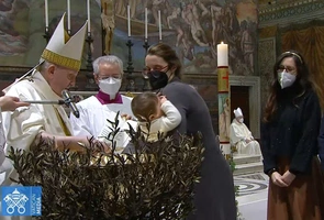 Papież udziela chrztu niemowlętom