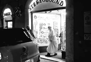 Papież Franciszek przed rzymskim sklepem muzycznym