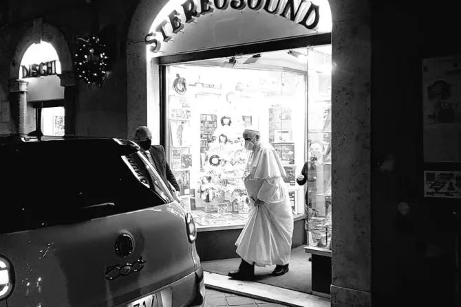 Papież Franciszek przed rzymskim sklepem muzycznym