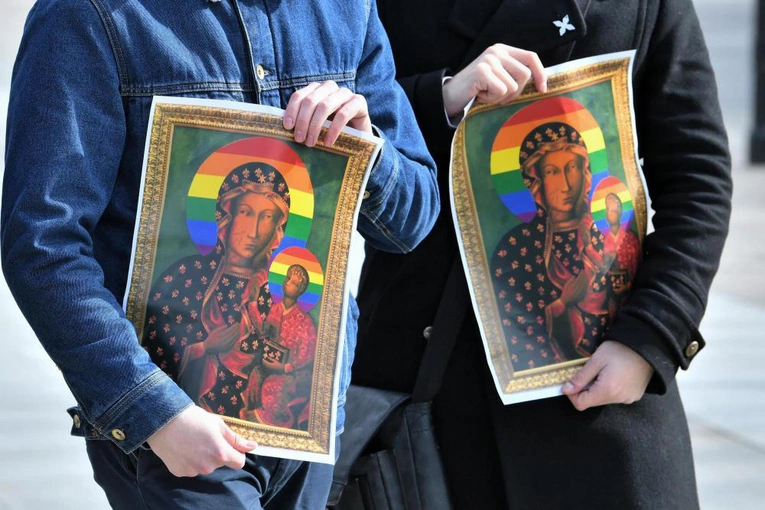 Sąd uniewinnił aktywistki, które rozpowszechniały wizerunek Matki Bożej z tęczową aureolą