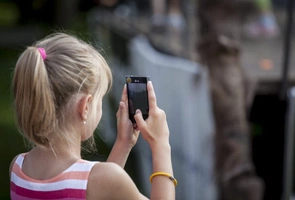 13 proc. młodszych dzieci i aż 15 proc. młodzieży jest uzależnionych od social mediów