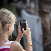 13 proc. młodszych dzieci i aż 15 proc. młodzieży jest uzależnionych od social mediów