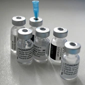 MZ: przed końcem stycznia powinny rozpocząć się szczepienia trzecią dawką u osób powyżej 12 lat