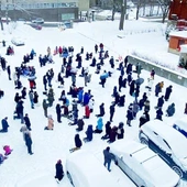Modlili się na trzaskającym mrozie! W Kanadzie wierni uczestniczyli w Eucharystii na śniegu
