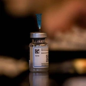 Po 7 miesiącach skuteczność szczepionki Pfizera to 66,6 proc., Moderny 80,3 proc.