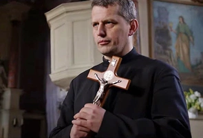 Święty krzyż – moją drogą! Nowy utwór Heresa i ks. Ulatowskiego 