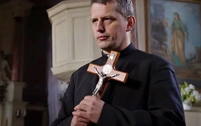 Święty krzyż – moją drogą! Nowy utwór Heresa i ks. Ulatowskiego 