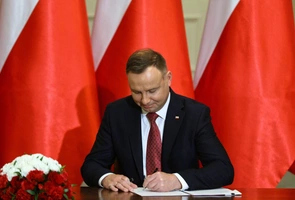 Prezydent Andrzej Duda podpisał ustawę obniżającą VAT m.in. na żywność, nawozy i gaz