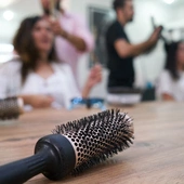 Poznań: otwarto pierwszy w Polsce ewangelizacyjny salon fryzjerski dla ubogich