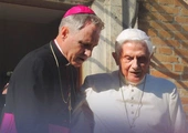 Jak wygląda dzień Benedykta XVI? Abp Gänswein zdradza szczegóły życia papieża emeryta