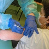 Ministerstwo Zdrowia: brak szczepienia przeciw COVID-19 może skutkować zmianą organizacji pracy lub zwolnieniem