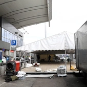 Warszawa: ogrzewany namiot stanął przed Dworcem Centralnym; tłum w hali dworcowej nie zmalał 