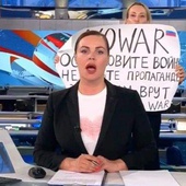 Odważna dziennikarka rosyjskiej państwowej telewizji weszła w kadr z banerem „No war”