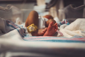 Lekarze nie dawali im żadnych szans na przeżycie. Bliźniaki urodzone w 23 tygodniu ciąży wróciły do domu
