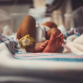 Lekarze nie dawali im żadnych szans na przeżycie. Bliźniaki urodzone w 23 tygodniu ciąży wróciły do domu