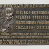 Tablica upamiętniająca uwięzienie kard. Wyszyńskiego w Komańczy