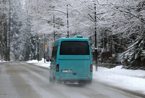 Wszystkie drogi krajowe są przejezdne; na drogach pracują 662 pojazdy zimowego utrzymania