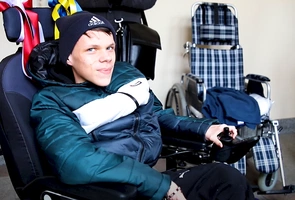 Niepełnosprawny Roman z Ukrainy otrzymał od Caritas wózek elektryczny