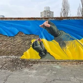 Żołnierskie ręce zszywające flagę Ukrainy. Niezwykły mural w Kijowie