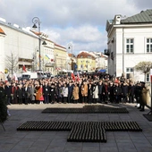 Przed Pałacem Prezydenckim odczytano Apel Pamięci w 12. rocznicę katastrofy smoleńskiej