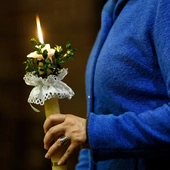 W czasie Wigilii Paschalnej w kościołach święci się ogień, wodę i odnawia przyrzeczenia chrzcielne