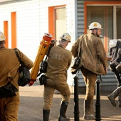 Ratownicy namierzyli sygnały z lamp czterech górników poszukiwanych po wstrząsie w Zofiówce 