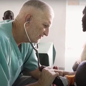 „Bez wiary katolickiej nie pozostałbym tam". Doktor Catena opiekuje się milionem ludzi w górach Nuba