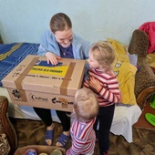 Paczki z Polski pomagają ofiarom wojny w Ukrainie