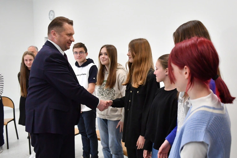 Do polskich szkół przybyło dzieci z Ukrainy. Czarnek podał szczegóły 