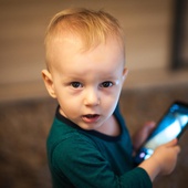 Neurologopeda alarmuje: Stop urządzeniom ekranowym dla małych dzieci