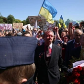 Demonstranci oblali czerwoną substancją ambasadora Rosji przed Mauzoleum Żołnierzy Radzieckich