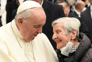 Papież: starsi mogą być nauczycielami pokojowego stylu życia