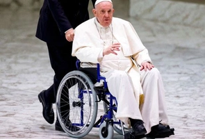 Kard. Farrell: Papież na wózku jest wzorem dla osób starszych