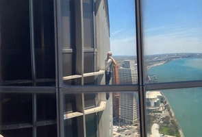 „Pro-Life Spiderman”. Mężczyzna wspina się na najwyższe budynki w proteście przeciwko aborcji