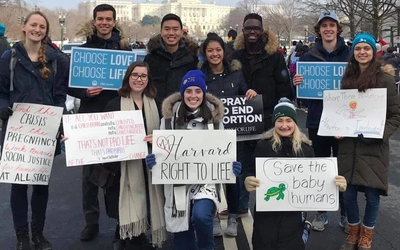 Studenci z Harvardu za życiem. Zwolennicy aborcji rzucają w ich stronę obraźliwe hasła 