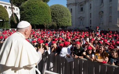 Papież do bierzmowanych: módlcie się i trzymajcie się we wspólnocie